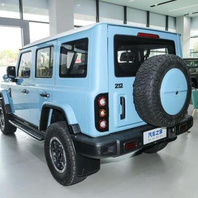 SUV TOUT-TERRAIN 4x4 MODERNE ET ROBUSTE