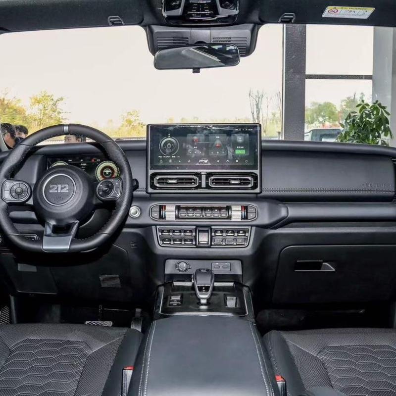 SUV TOUT-TERRAIN 4x4 MODERNE ET ROBUSTE
