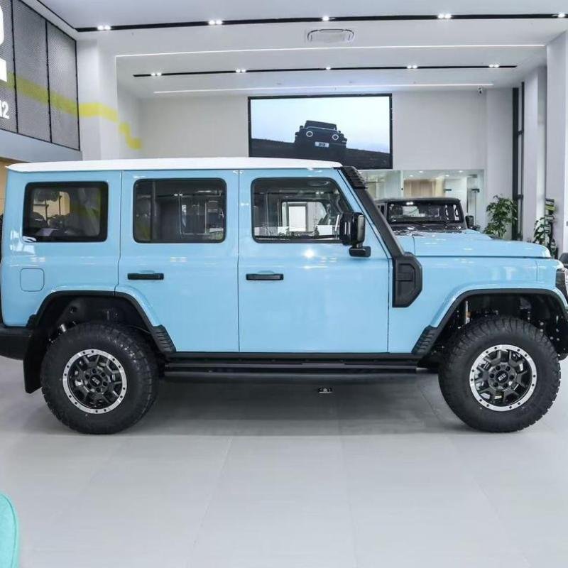 SUV TOUT-TERRAIN 4x4 MODERNE ET ROBUSTE