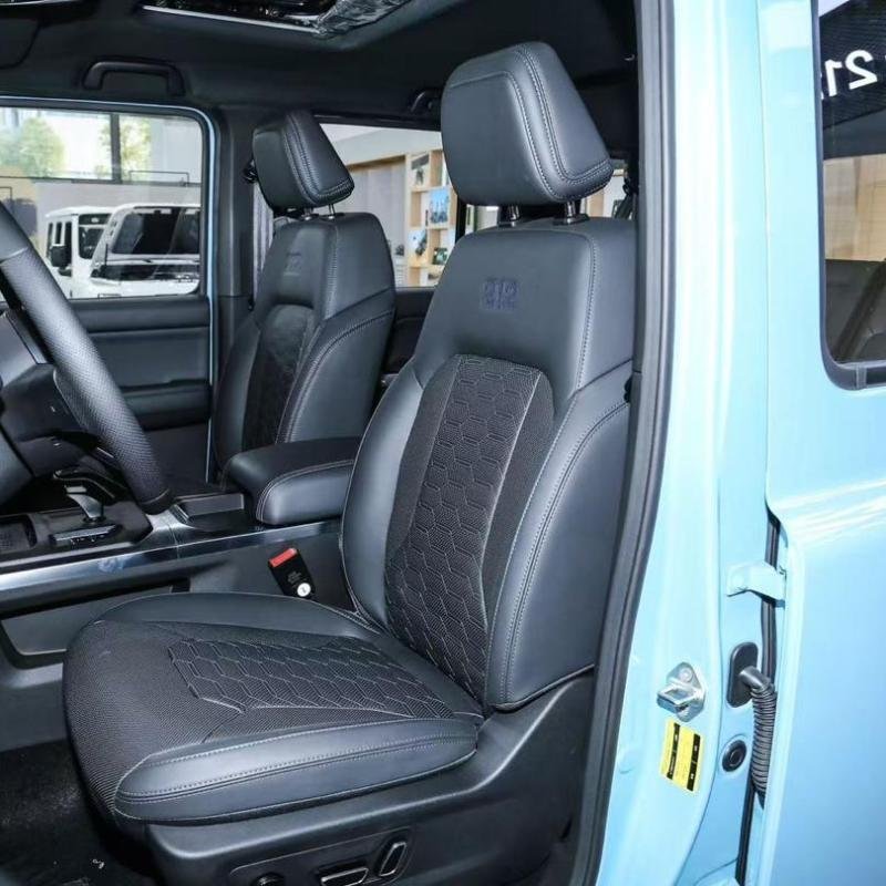 SUV TOUT-TERRAIN 4x4 MODERNE ET ROBUSTE